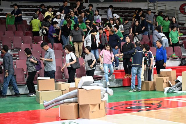 19일 오후 안양종합운동장에서 열린 ‘2026 안양시 재난대응 안전한국훈련’에서 시민들이 대피하고 있다. 실내체육관 붕괴 사고를 가정해서 열린 이날 훈련은 인명구조와 사고 현장 수습 등 재난 대응 체계 점검 방식으로 진행됐다. 김시범기자