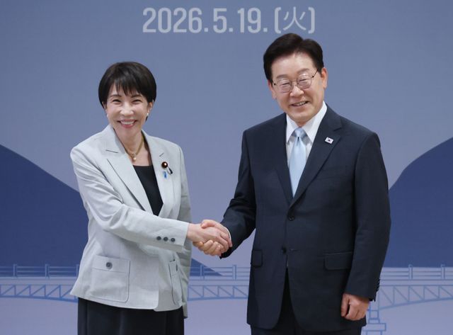 이재명 대통령과 다카이치 사나에 일본 총리가 19일 경북 안동 한 호텔에서 확대 정상회담에 앞서 악수하고 있다. 연합뉴스