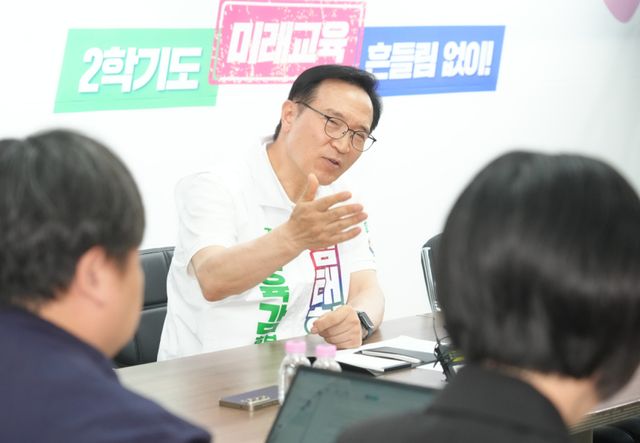 임태희 경기도교육감 후보가 19일 용인 미래교육캠프에서 기자회견을 열고 기자들의 질문에 답하고 있다. 홍기웅기자