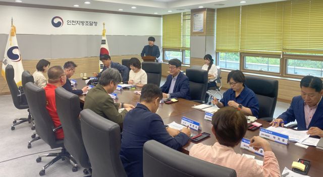 인천조달청이 19일 본청 회의실에서 인천지역 사회적경제 조직 관계자들을 대상으로 공공조달 설명회 및 사회연대경제 활성화를 위한 간담회를 하고 있다. 인천조달청 제공