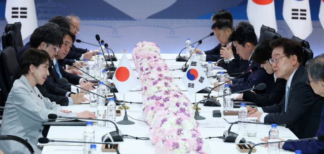 이재명 대통령과 다카이치 사나에 일본 총리가 19일 경북 안동 한 호텔에서 확대 정상회담을 하고 있다. 연합뉴스