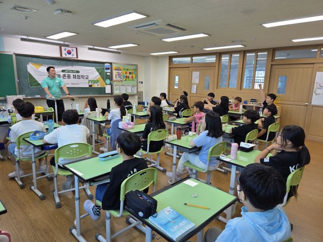 광주시는 19일 지역 내 초등학교를 대상으로 ‘찾아가는 반려동물 문화 교실’을 운영했다. 광주시 제공