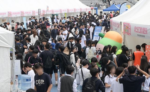 지난해 5월23일 경기도 청소년의 진로 탐색과 문화 교류를 지원하기 위한 ‘2025년 경기도 청소년 진로·문화 축제’가 용인미르스타디움에서 성황리에 개최된 모습. 경기일보 DB