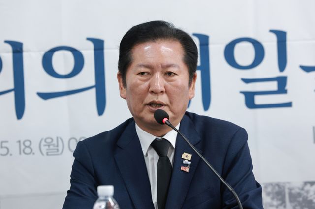 더불어민주당 총괄상임선대위원장인 정청래 대표가 18일 광주 임택 동구청장 후보 선거사무소에서 열린 현장 중앙선거대책위원회의에 참석해 발언하고 있다. 연합뉴스