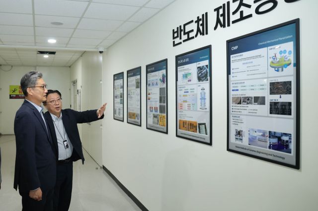 박종근 이천시장 권한대행(왼쪽)이 세라믹기술원 이천분원 방문해 반도체 산업 소통 강화에 나섰다. 이천시 제공