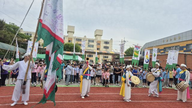 19일 구운초에서 열린 단오제에서 놀이패 ‘솟대’가 진놀이를 진행하고 있다. 구운초 제공
