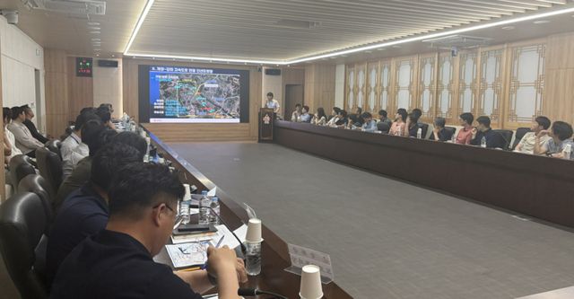 인천 강화군의 ‘주변 도로망 정비 계획 수립 용역’ 중간보고회 모습. 강화군 제공