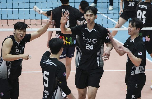2일 오전 용인특례시 처인구 명지대학교 자연캠퍼스 실내체육관에서 열린 ‘제18회 용인특례시 경기일보 남·여 생활체육 배구대회’ 종합부 PVC와 토이스토리의 경기에서 PVC 선수들이 득점후 환호하고 있다. 홍기웅기자