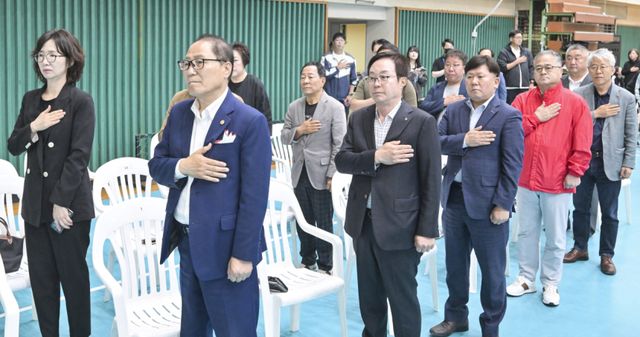 2일 오전 용인특례시 처인구 명지대학교 자연캠퍼스 실내체육관에서 열린 '제18회 용인특례시 경기일보 남·여 생활체육 배구대회' 개회식에서 임영선 용인특례시 문화체육관광국장, 김길수 용인특례시의회 부의장, 오광한 용인특례시체육회장, 최종식 경기일보 기획이사, 최정필 용인시배구협회 등이 국민의례를 하고 있다. 홍기웅기자
