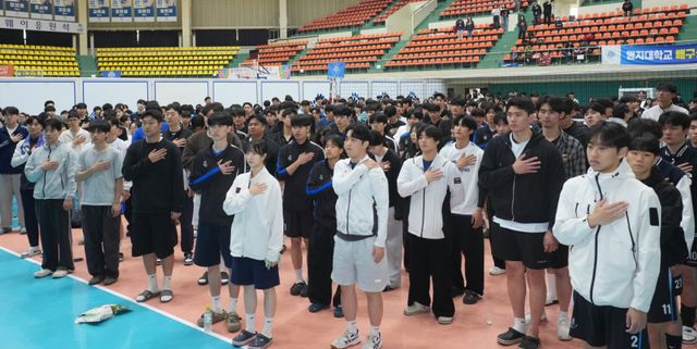 2일 오전 용인특례시 처인구 명지대학교 자연캠퍼스 실내체육관에서 열린 '제18회 용인특례시 경기일보 남·여 생활체육 배구대회' 개회식에서 참가 선수들이 국민의례를 하고 있다. 홍기웅기자