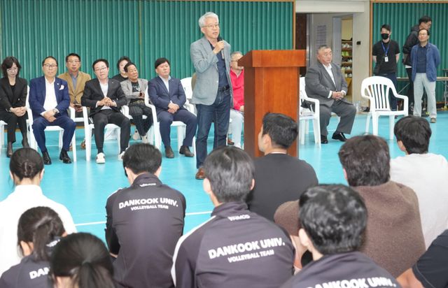 2일 오전 용인특례시 처인구 명지대학교 자연캠퍼스 실내체육관에서 열린 '제18회 용인특례시 경기일보 남·여 생활체육 배구대회' 개회식에서 최종식 경기일보 기획이사가 축사를 하고 있다. 홍기웅기자
