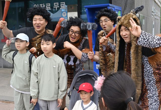 제33회 연천 구석기축제 첫날인 2일 연천군 전곡리 유적 축제장에서 원시인 퍼포머들이 관람객들과 기념사진을 찍고 있다. 축제장 곳곳에 배치된 퍼포머들은 관람객과 자연스럽게 어울리며 체험 분위기를 돋우는 역할을 해, 아이들과 함께 온 가족이라면 망설이지 말고 사진을 부탁해보는 것도 좋은 추억이 된다.조주현기자