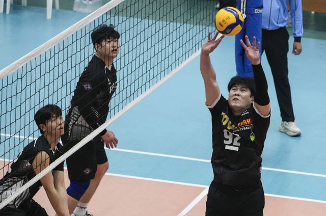 2일 오전 용인특례시 처인구 명지대학교 자연캠퍼스 실내체육관에서 열린 ‘제18회 용인특례시 경기일보 남·여 생활체육 배구대회’ 종합부 PVC와 토이스토리의 경기에서 토이스토리 선수가 동료에게 토스를 하고 있다. 홍기웅기자