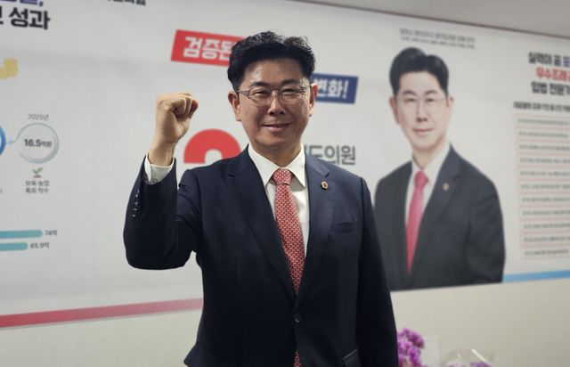 윤충식 도의원 예비후보가 선거사무소 개소식에서 “거창한 행사가 아니라 한 분의 목소리라도 더 깊이 듣는 것이 정치의 출발”이라며 “시민이 찾아오길 기다리는 정치가 아니라 현장에서 답을 찾는 정치를 이어가겠다”고 밝히고 있다. 손지영 기자
