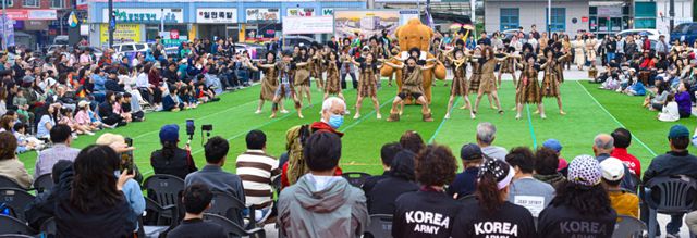 제33회 연천 구석기축제 첫날인 2일 전곡역 광장 일대에서 ‘전곡랜드 카니발’이 펼쳐지고 있다. 올해 축제는 전곡리 유적뿐 아니라 전곡역과 전곡시장 등 지역 상권으로 동선을 넓혔다. 개막 축하 거리공연과 퍼레이드가 전곡역에서 축제장까지 이어졌고, 축제·주요 관광지·인근 상권 식사를 묶은 관광 상품과 전곡시장을 지나는 시티투어버스도 운영돼 방문객들이 축제장 밖 연천까지 함께 둘러볼 수 있도록 했다.조주현기자
