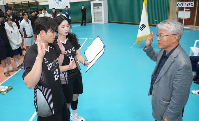 2일 오전 용인특례시 처인구 명지대학교 자연캠퍼스 실내체육관에서 열린 '제18회 용인특례시 경기일보 남·여 생활체육 배구대회' 개회식에서 선수단 대표가 선서를 하고 있다. 홍기웅기자