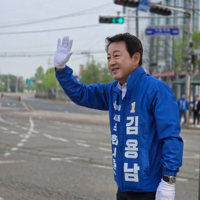 평택을 국회의원 재선거 김용남 더불어민주당 후보가 시민들에게 거리 인사를 나누고 있다. 후보 sns 갈무리