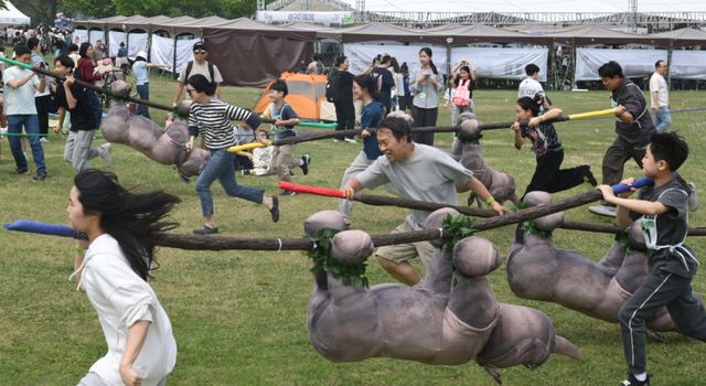 구경만 해도 축제 분위기가 확 살아나는 프로그램이다. ‘전곡 쌍코뿔이 레이스’는 매일 오후 1시 주무대 앞 잔디광장에서 열리며, 참가하려면 2~4인 가족팀에 미성년자 1명이 포함돼야 한다. 하루 30팀 사전예약제로 운영돼 직접 뛰고 싶다면 예약 가능 여부부터 확인하는 게 좋다.조주현기자