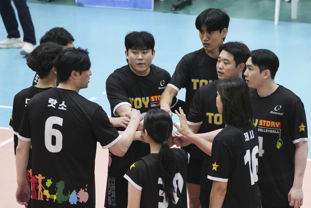 2일 오전 용인특례시 처인구 명지대학교 자연캠퍼스 실내체육관에서 열린 ‘제18회 용인특례시 경기일보 남·여 생활체육 배구대회’ 종합부 PVC와 토이스토리의 경기에서 토이스토리 선수들이 파이팅을 외치고 있다. 홍기웅기자