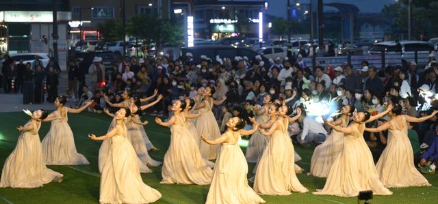 제33회 연천 구석기축제 첫날인 2일 전곡역 광장 일대에서 ‘전곡랜드 카니발’이 펼쳐지고 있다. 올해 축제는 전곡리 유적뿐 아니라 전곡역과 전곡시장 등 지역 상권으로 동선을 넓혔다. 개막 축하 거리공연과 퍼레이드가 전곡역에서 축제장까지 이어졌고, 축제·주요 관광지·인근 상권 식사를 묶은 관광 상품과 전곡시장을 지나는 시티투어버스도 운영돼 방문객들이 축제장 밖 연천까지 함께 둘러볼 수 있도록 했다.조주현기자