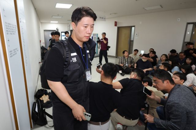 삼성그룹 초기업노동조합 삼성전자지부 최승호 위원장이 총파업 예고시점을 하루 앞둔 20일 정부세종청사 중앙노동위원회에서 노사협상 결렬에 따른 총파업 강행 입장을 밝힌 뒤 협상장을 떠나고 있다. 연합뉴스
