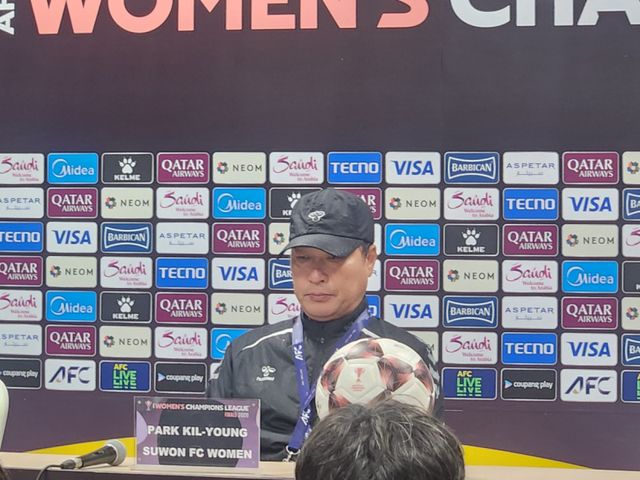 수원FC 위민이 20일 수원종합운동장에서 열린 2025-2026 AFC 여자 챔피언스리그 4강전에서 북한 내고향여자축구단에 1대2로 역전패했다. 기자회견에 참석한 박길영 수원FC 위민 감독. 임창만기자