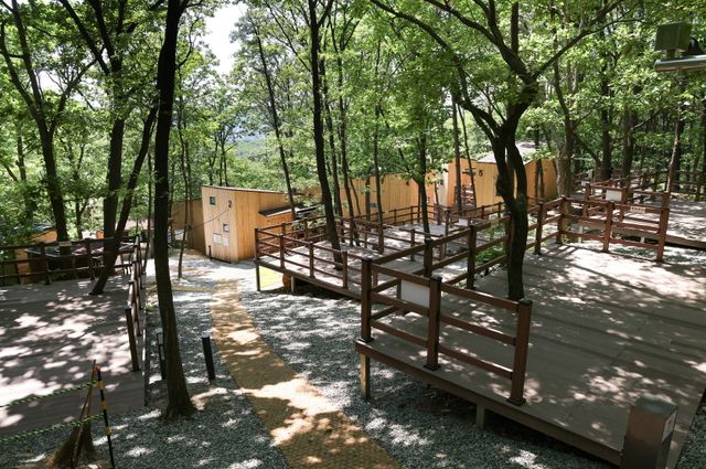 의왕시 바라산 자연휴양림에 새롭게 선보인 ‘숲속의 집’과 ‘야영 데크’. 의왕시 제공