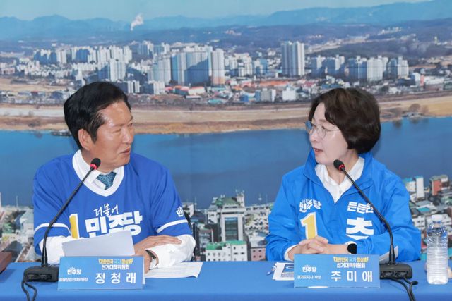 더불어민주당 총괄상임선거대책위원장인 정청래 대표가 20일 경기도 여주시 민주당 박시선 여주시장 후보 선거사무소에서 열린 현장 선거대책위원회의에 참석해 발언하며 2018년 지방선거 때 활동한 '평화철도 111'을 언급하고 있다. 민주당 추미애 경기도지사 후보(오른쪽)가 당시 당 대표를 지냈다. 연합뉴스