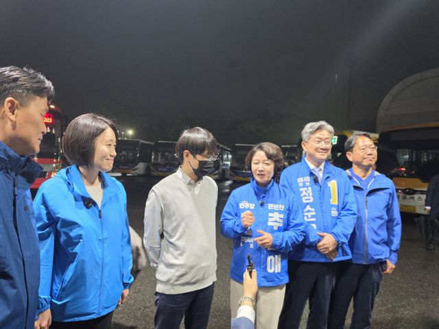 추미애 더불어민주당 경기도지사 후보가 21일 자정 의왕시 월암공영차고지를 찾아 6·3 지방선거 첫 공식 선거운동에 나섰다. 오민주 기자