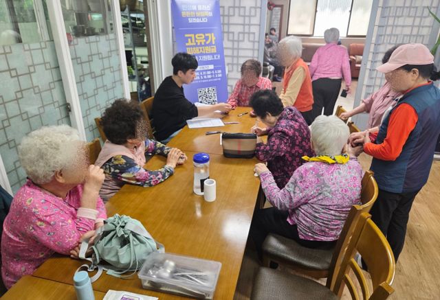 부천시는 접수 첫날 금강마을 경로당을 방문해 ‘찾아가는 신청’ 서비스를 운영했다. 부천시 제공
