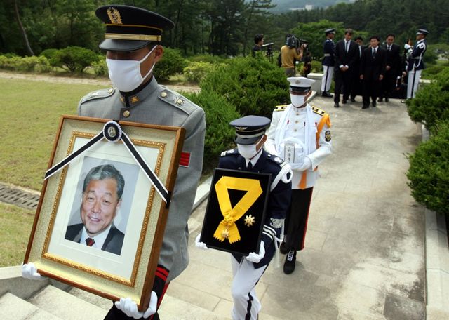 2006년 5월 29일 고 이종욱 세계보건기구(WHO) 사무총장의 유해 안장식이 대전국립묘지에서 유족과 지인 등 100여 명이 참석한 가운데 엄수돼 영송병들이 영정과 후장 등을 봉송하고 있다.연합뉴스