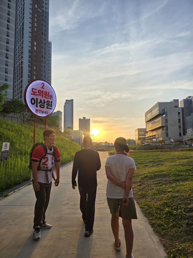하남1선거구 경기도의원에 도전한 이상원 국민의힘 후보가 간판을 등에 메고 시민을 만나고 있다. 캠프 제공.