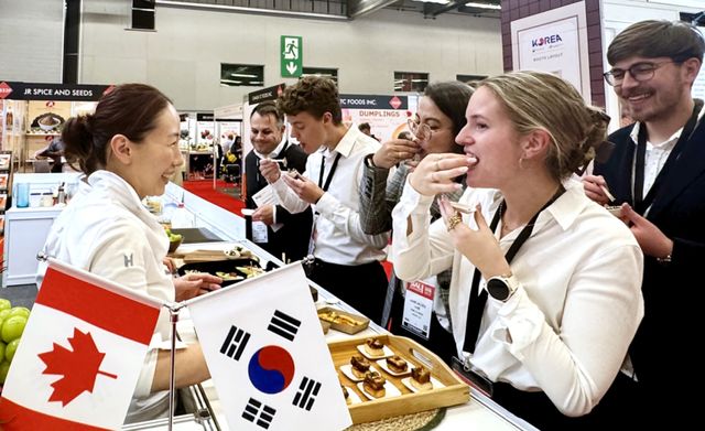 캐나다 몬트리올 국제식품박람회에서 진행된 K-푸드 시식 행사 현장. aT 제공