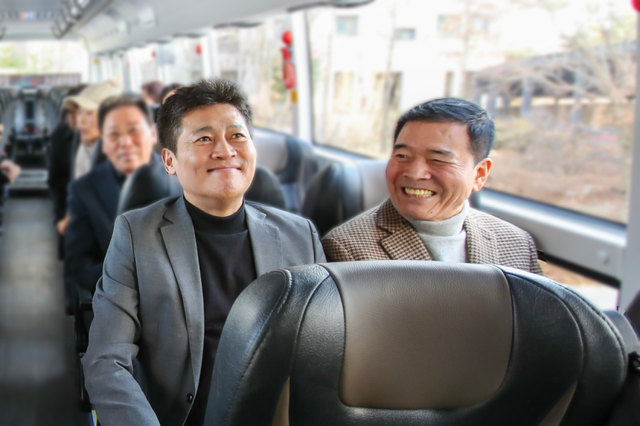 김정헌 국민의힘 인천 영종구청장 후보가 대중교통을 직접 이용해 보고 있다. 김정헌 선거사무소 제공