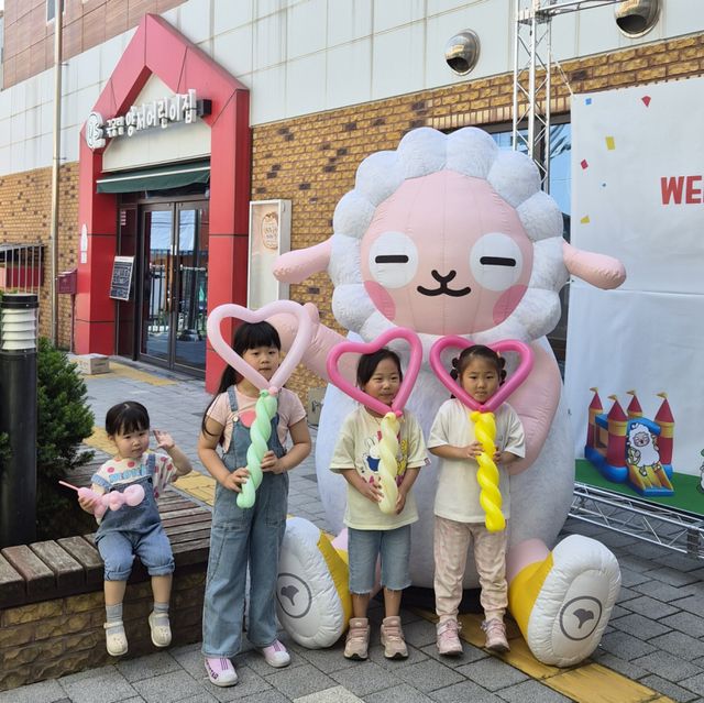 ‘양평의 작은 테마파크, 양춘랜드’에 방문한 어린이들이 기념 촬영을 하고 있다. 양평군 제공