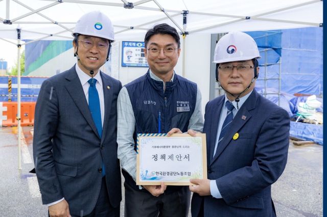20일 이용우 국회의원(인천 서구을)이 김성환 기후에너지환경부 장관과 함께 서구 종합환경연구단지를 찾아 이재학 노조 위원장과 기념촬영하고 있다. 이 의원실 제공