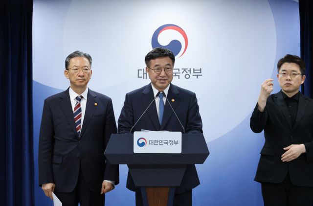 윤호중 행정안전부 장관이 20일 서울 종로구 정부서울청사 브리핑룸에서 제9회 전국동시지방선거 대국민 담화문을 발표하고 있다. 연합뉴스