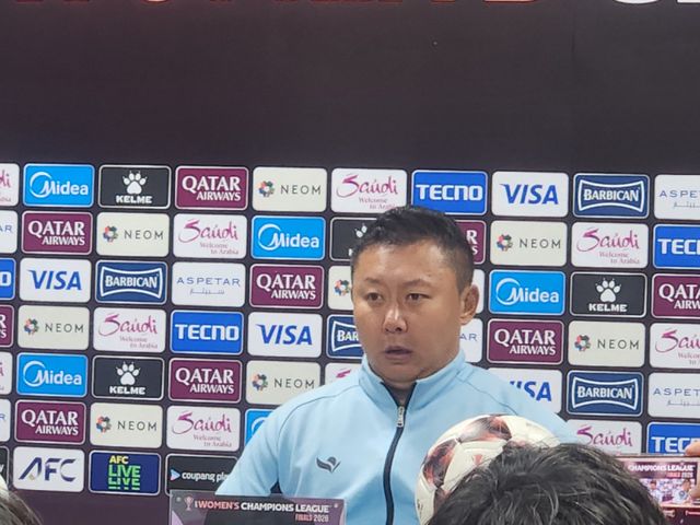 내고향여자축구단이 20일 수원종합운동장에서 열린 2025-2026 AFC 여자 챔피언스리그 4강전에서 수원FC 위민에 2대1로 승리했다. 기자회견에 참석한 리유일 내고향 감독. 임창만기자