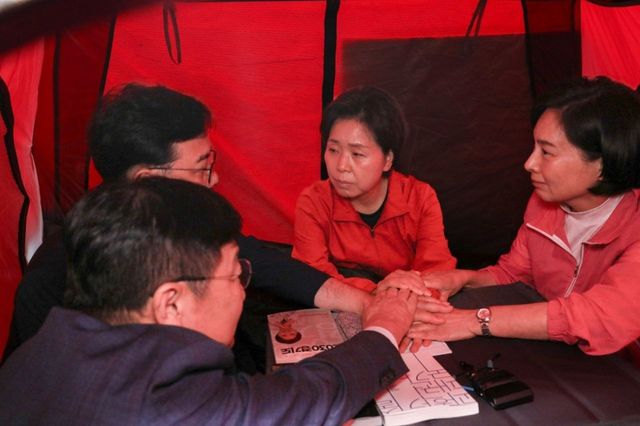20일 국민의힘 지도부들이 삼성전자 평택캠퍼스 앞 단식농성장을 찾아 양향자 국민의힘 경기도지사 후보를 격려하고 있다. 양향자 후보 측 제공