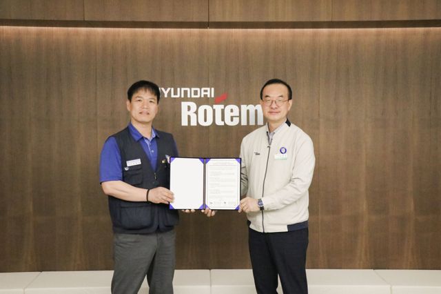 김익수 현대로템 경영지원본부장(오른쪽)과 남봉희 전국금속노동조합 현대로템 지회장이 현대로템 창원공장에서 열린 동반성장 노·사미래전략TFT 발족식에서 기념촬영을 하고 있다. 현대로템 제공