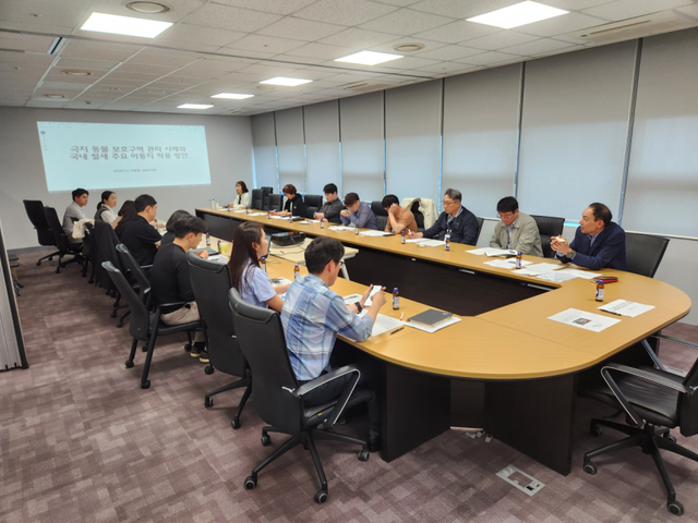 최근 열린 송도국제에코센터 조성사업 추진 TF 회의에서 참석자들이 해외 습지 사례 등을 살펴보고 있다. 인천경제청 제공