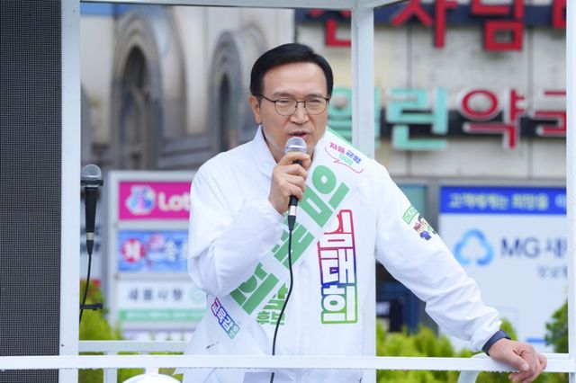 임태희 경기도교유감 후보가 21일 성남 야탑광장에서 출정식을 갖고 지지를 호소하고 있다. 미래교육캠프 제공