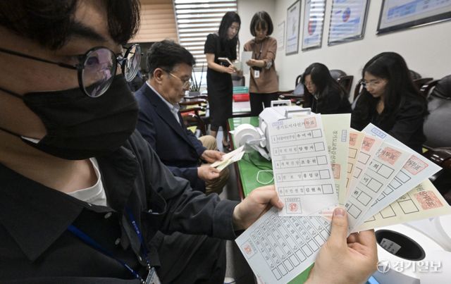제9회 전국동시지방선거를 13일 앞둔 21일 오후 수원특례시 영통구선거관리위원회에서 관계자들이 거소투표신고인명부에 등록된 선거인에게 발송할 투표용지를 검수하고 있다. 홍기웅기자