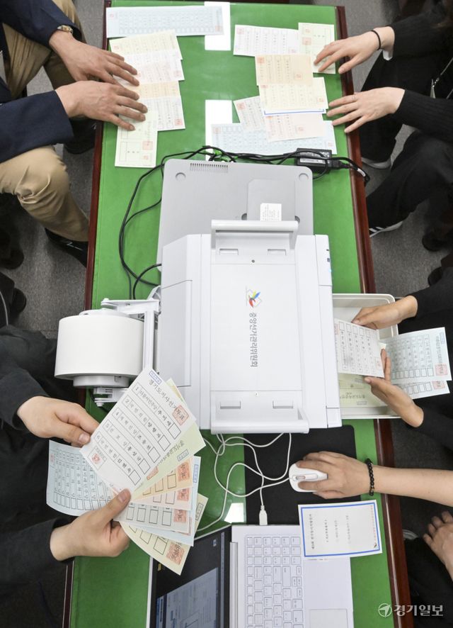 제9회 전국동시지방선거를 13일 앞둔 21일 오후 수원특례시 영통구선거관리위원회에서 관계자들이 거소투표신고인명부에 등록된 선거인에게 발송할 투표용지를 검수하고 있다. 홍기웅기자