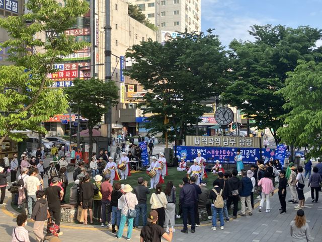 9일 역곡역남부광장에서 진행된 한국문화예술교육연구원의 진도북놀이 공연 모습. 부천시 제공