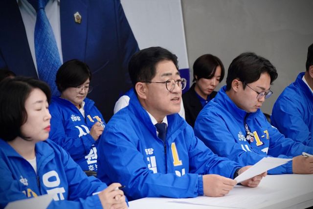 더불어민주당 이기형 김포시장 후보가 ‘4년전 5호선 관련 불출마 약속’을 소환하며 국민의힘 김병수 김포시장 후보를 비판하고 있다. 이기형 후보 캠프 제공
