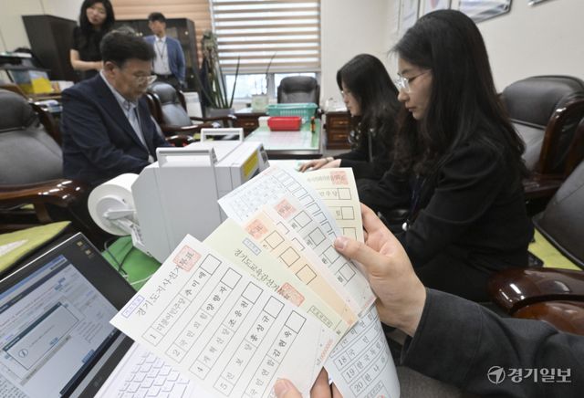 제9회 전국동시지방선거를 13일 앞둔 21일 오후 수원특례시 영통구선거관리위원회에서 관계자들이 거소투표신고인명부에 등록된 선거인에게 발송할 투표용지를 검수하고 있다. 홍기웅기자
