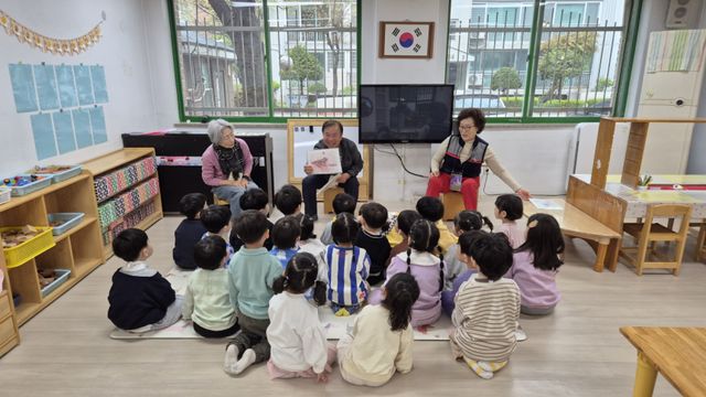노인 일자리 지식 환원 사업인 '자연동화놀이'에 참여한 어르신들이 아동들을 대상으로 동화구연 프로그램을 진행하고 있다. 광명시 제공