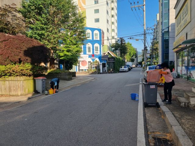 음식물류 폐기물 수거용기 세척사업 진행 현장. 양평군 제공
