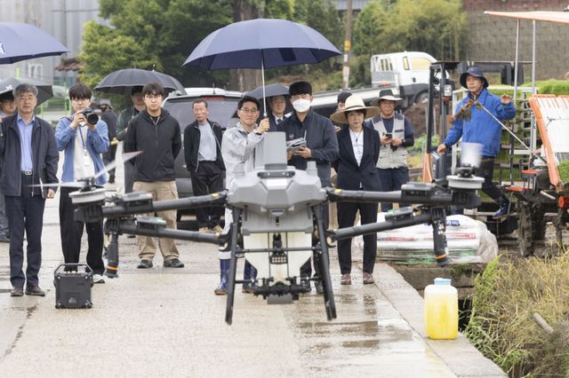 윤성진 화성특례시장 권한대행이 21일 자율주행 이양기에 탑승, 모내기를 시연하고 있다. 화성특례시 제공